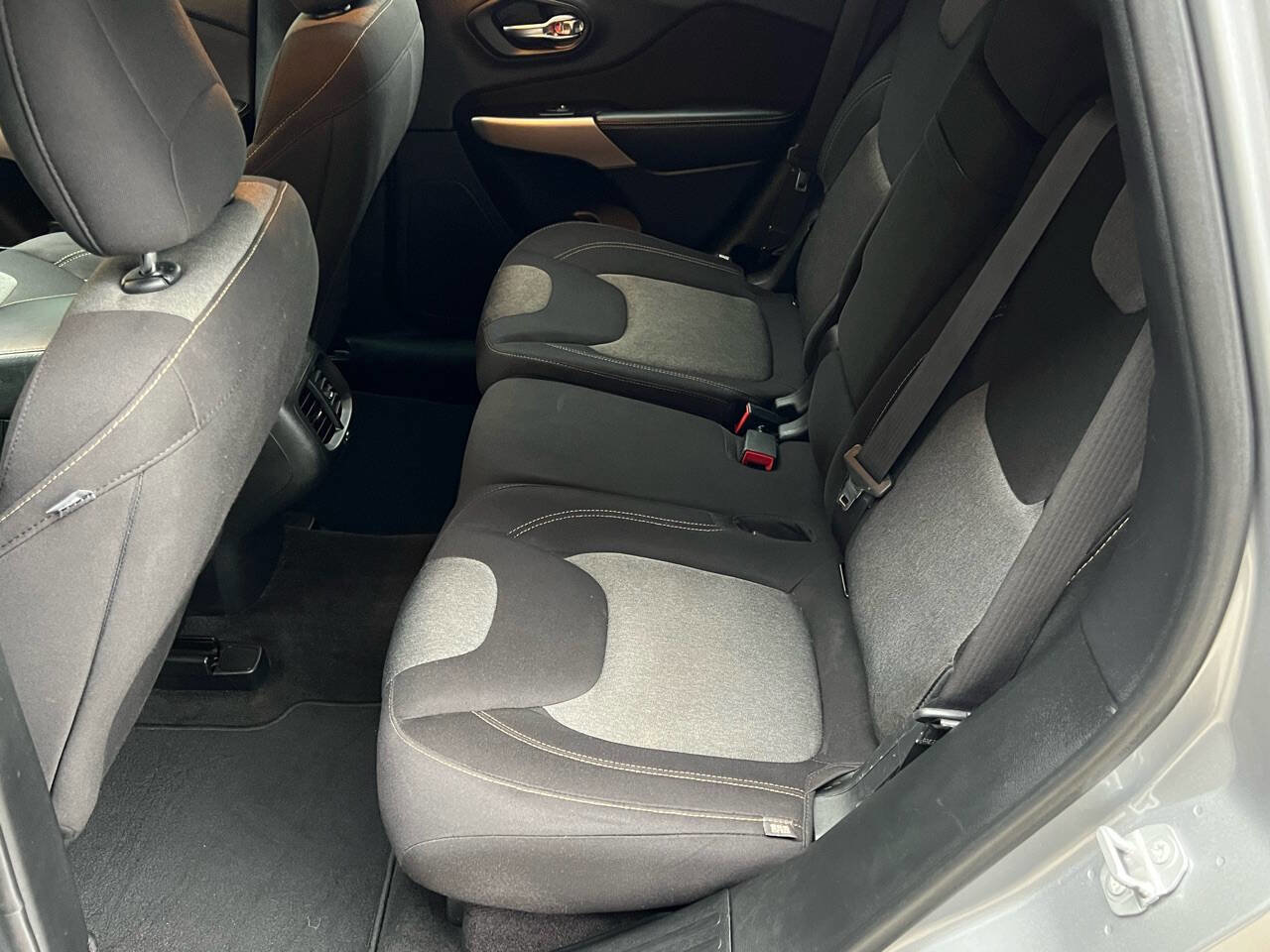 Used 2018 Jeep Cherokee Latitude FWD image 16