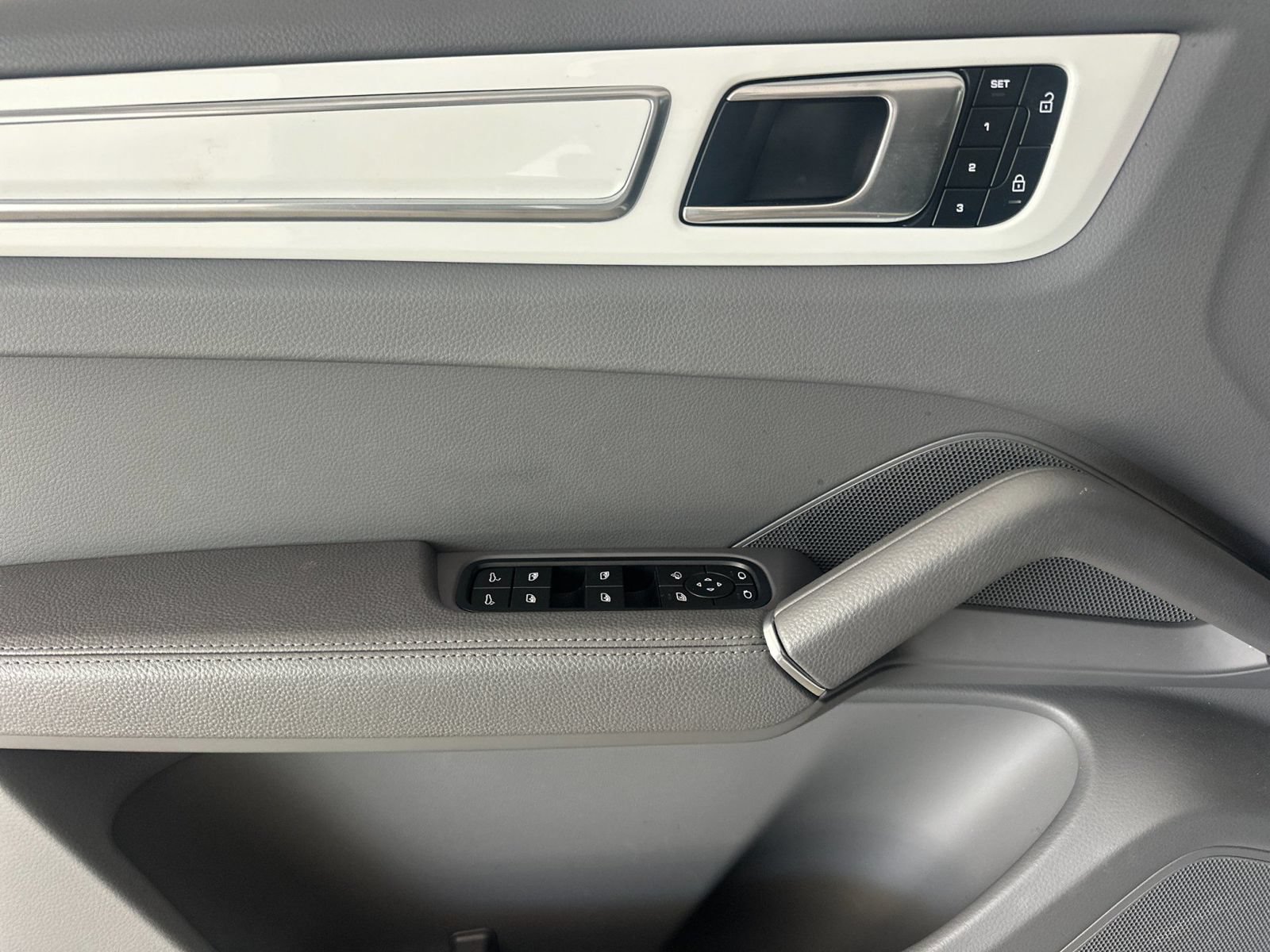 Certified 2023 Porsche Cayenne Platinum Edition AWD/4WD image 12