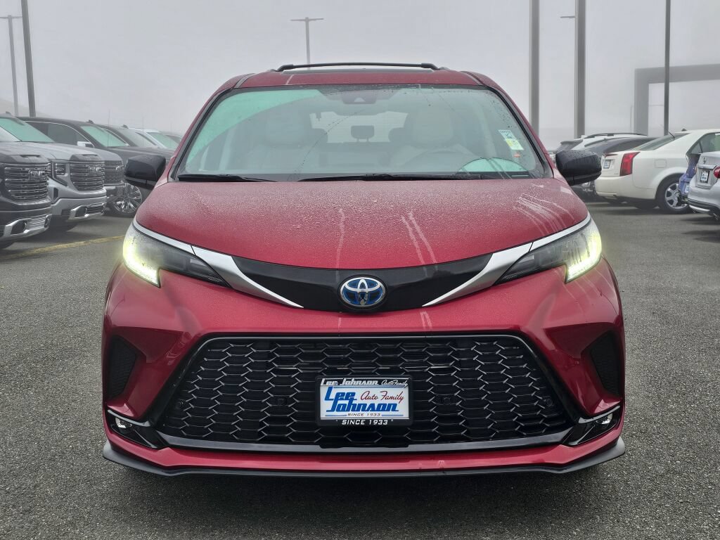 Used 2023 Toyota Sienna XLE FWD image 2