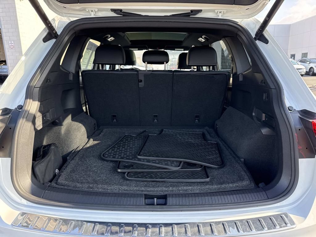 Used 2022 Volkswagen Tiguan SE R-Line AWD/4WD image 12
