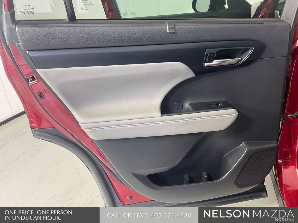 Used 2020 Toyota Highlander XLE AWD/4WD image 19