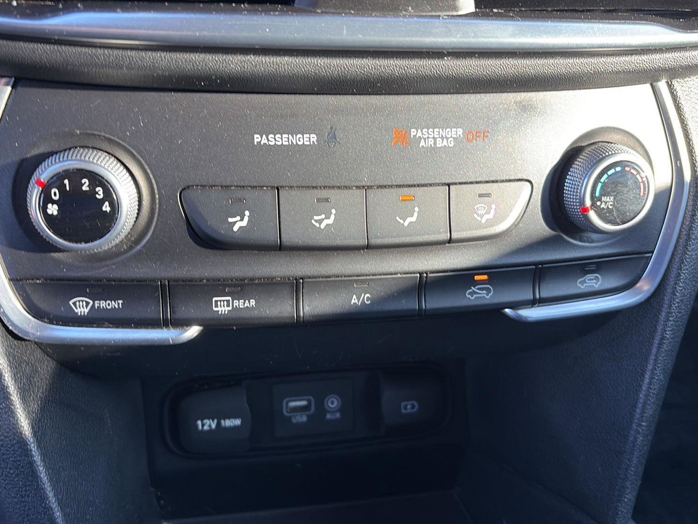 Used 2019 Hyundai Santa Fe SE image 12