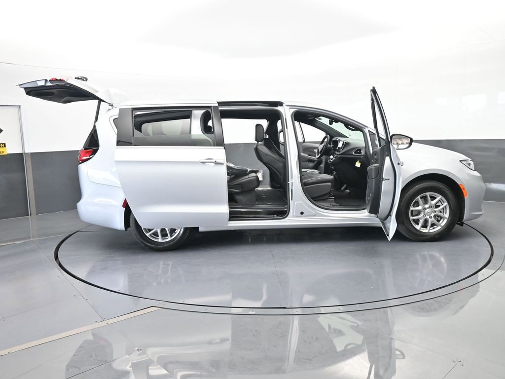 New 2026 Chrysler Pacifica Select image 70