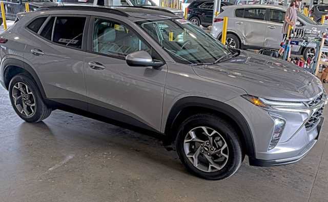 Used 2025 Chevrolet Trax LT FWD image 2