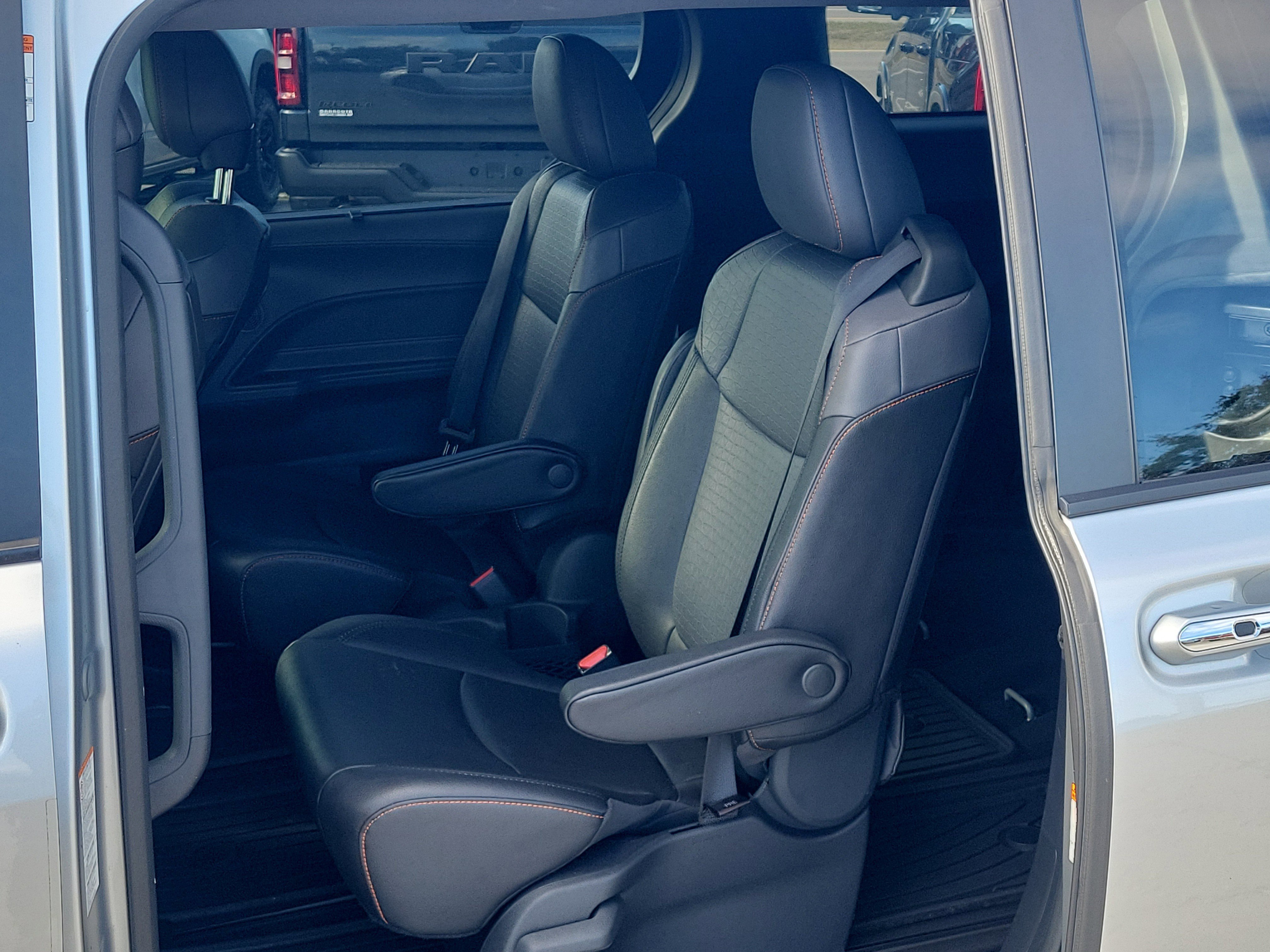 Used 2023 Toyota Sienna XSE w/ XSE Plus Package image 16