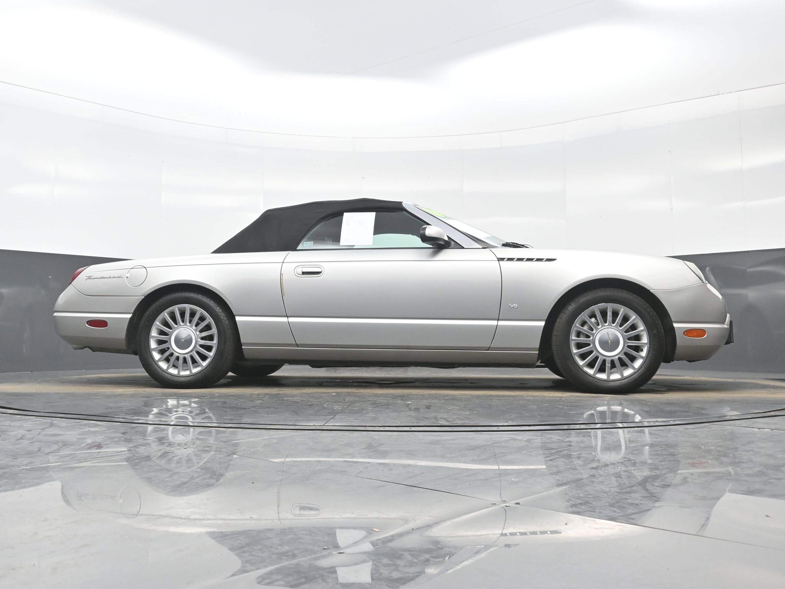 Used 2004 Ford Thunderbird image 28