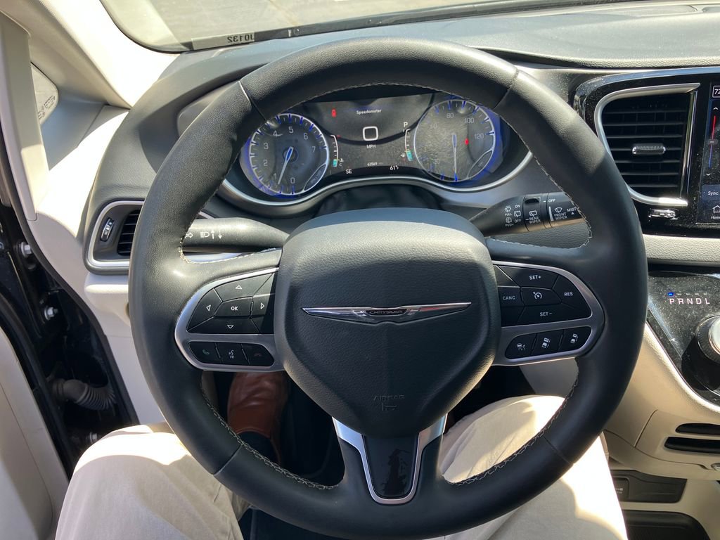 Used 2024 Chrysler Pacifica Touring-L FWD image 16