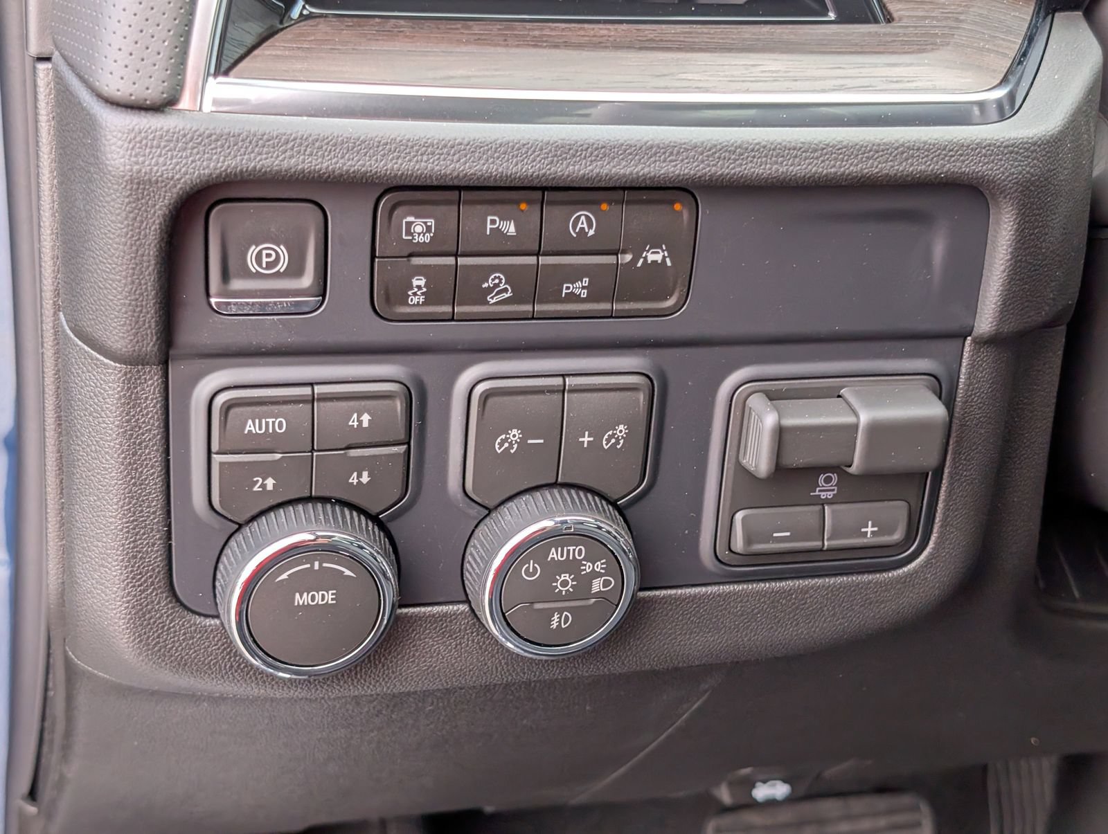 New 2026 Chevrolet Suburban Premier w/ Sun And Tow Package AWD/4WD image 23