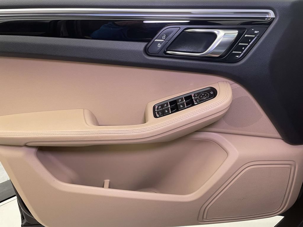 Certified 2023 Porsche Macan AWD/4WD image 36