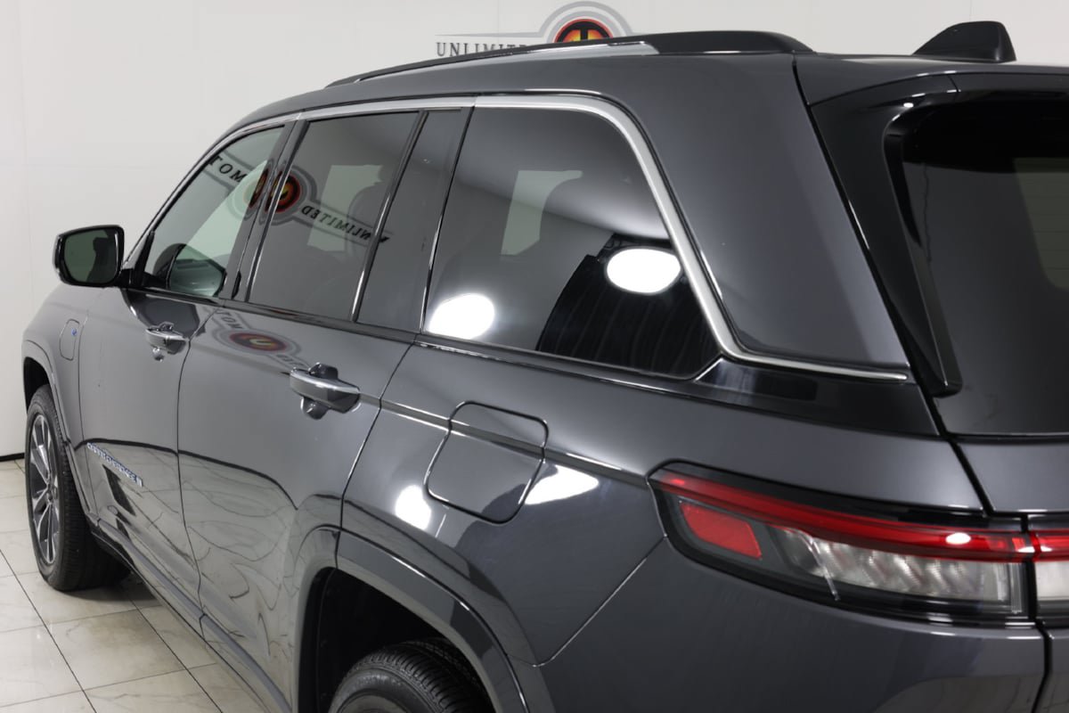 Used 2023 Jeep Grand Cherokee Overland w/ Luxury Tech Group IV AWD/4WD image 47