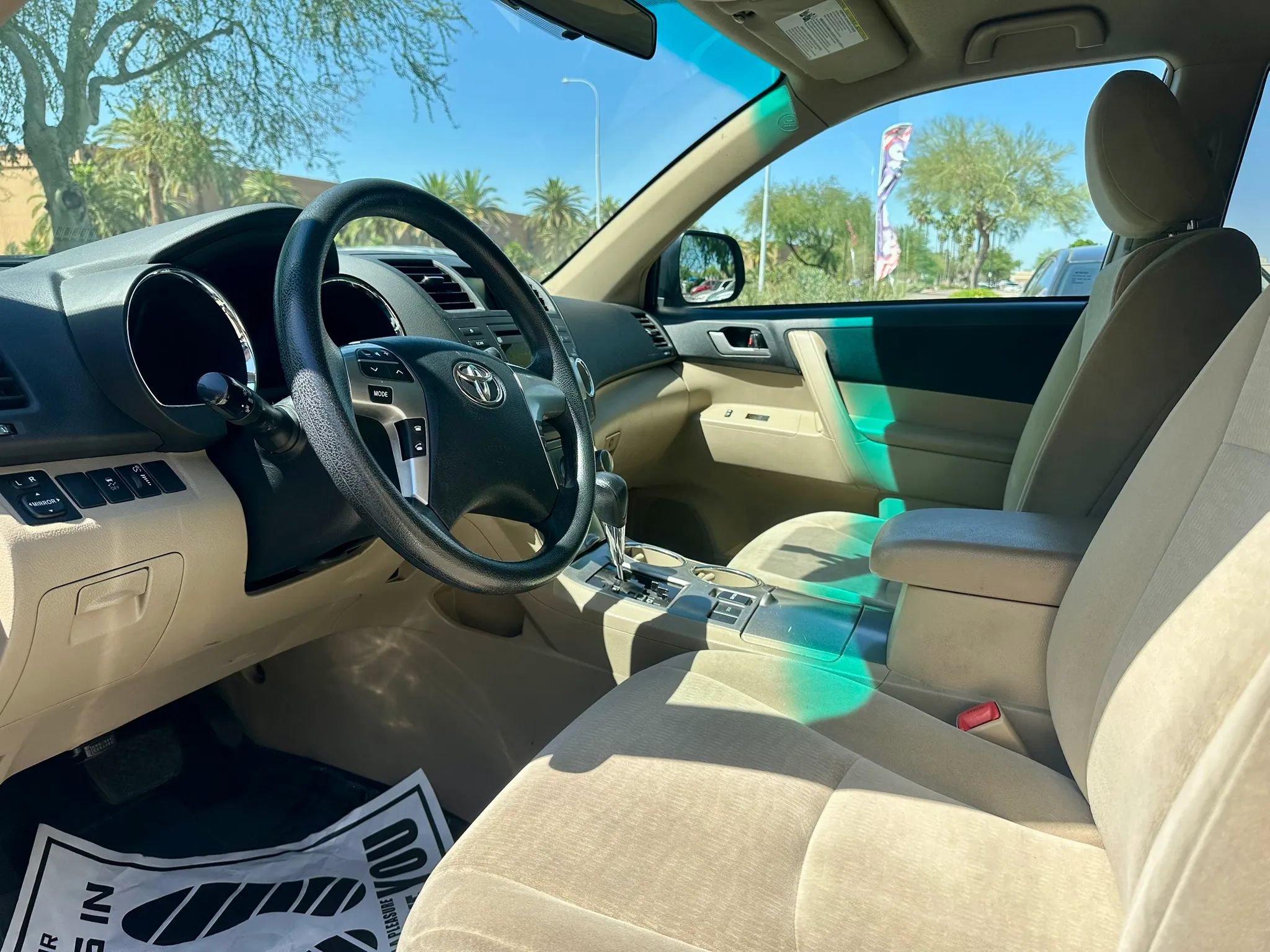 Used 2012 Toyota Highlander FWD w/ Tech Pkg image 10