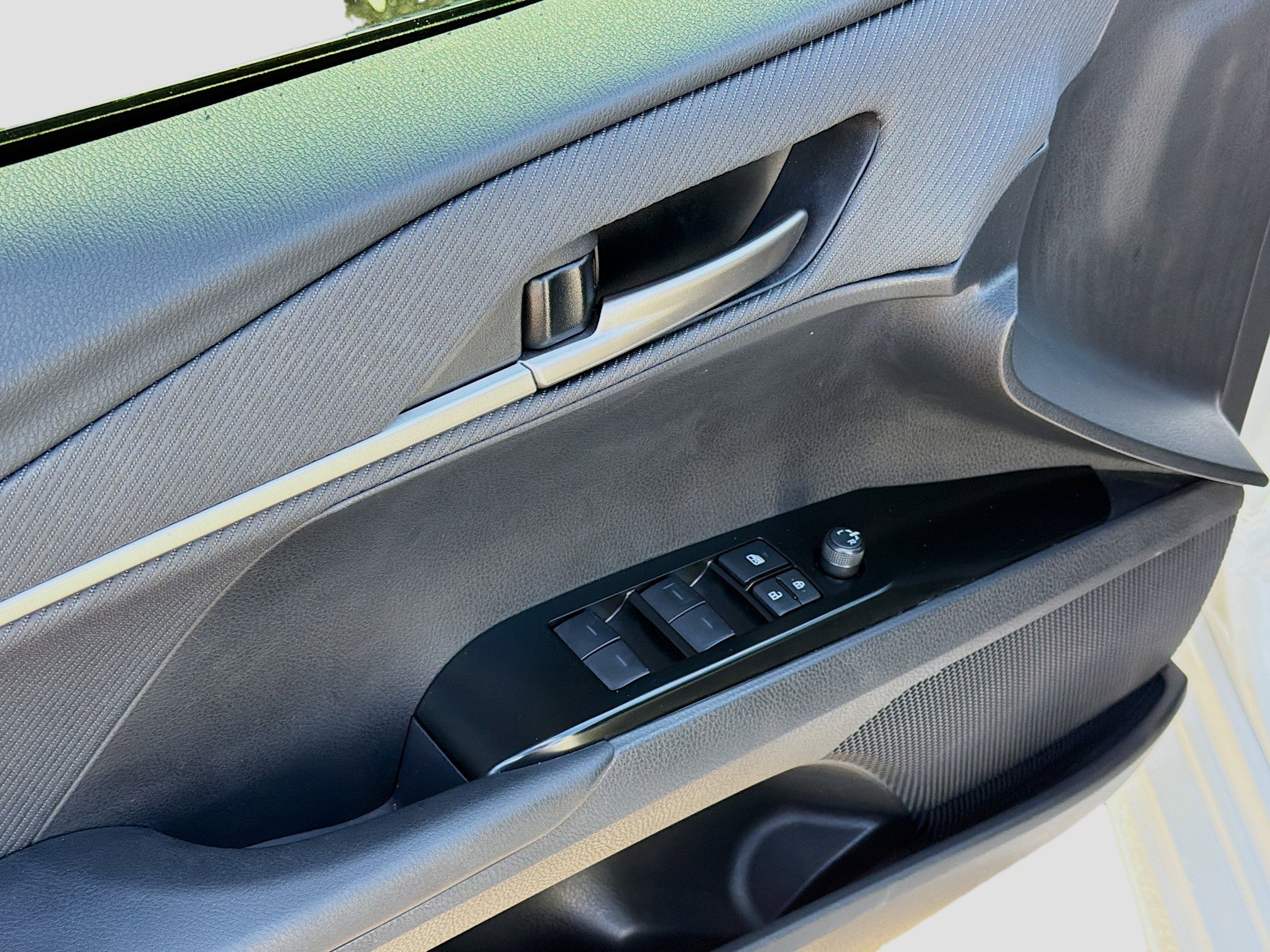 Used 2025 Toyota Camry SE w/ Multimedia Upgrade Package image 21