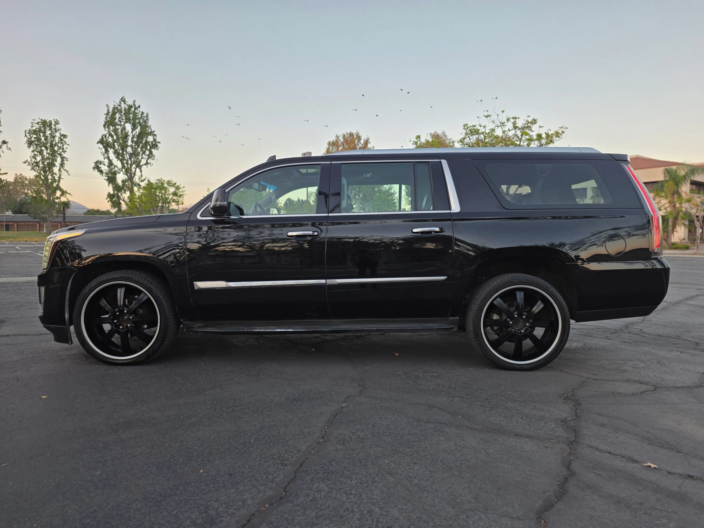 Used 2015 Cadillac Escalade ESV Luxury AWD/4WD image 5