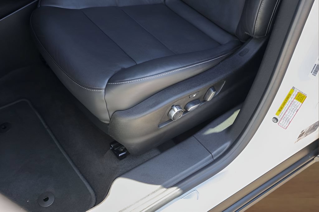 Certified 2022 Cadillac XT4 Premium Luxury w/ Enhanced Visibility Package AWD/4WD image 8