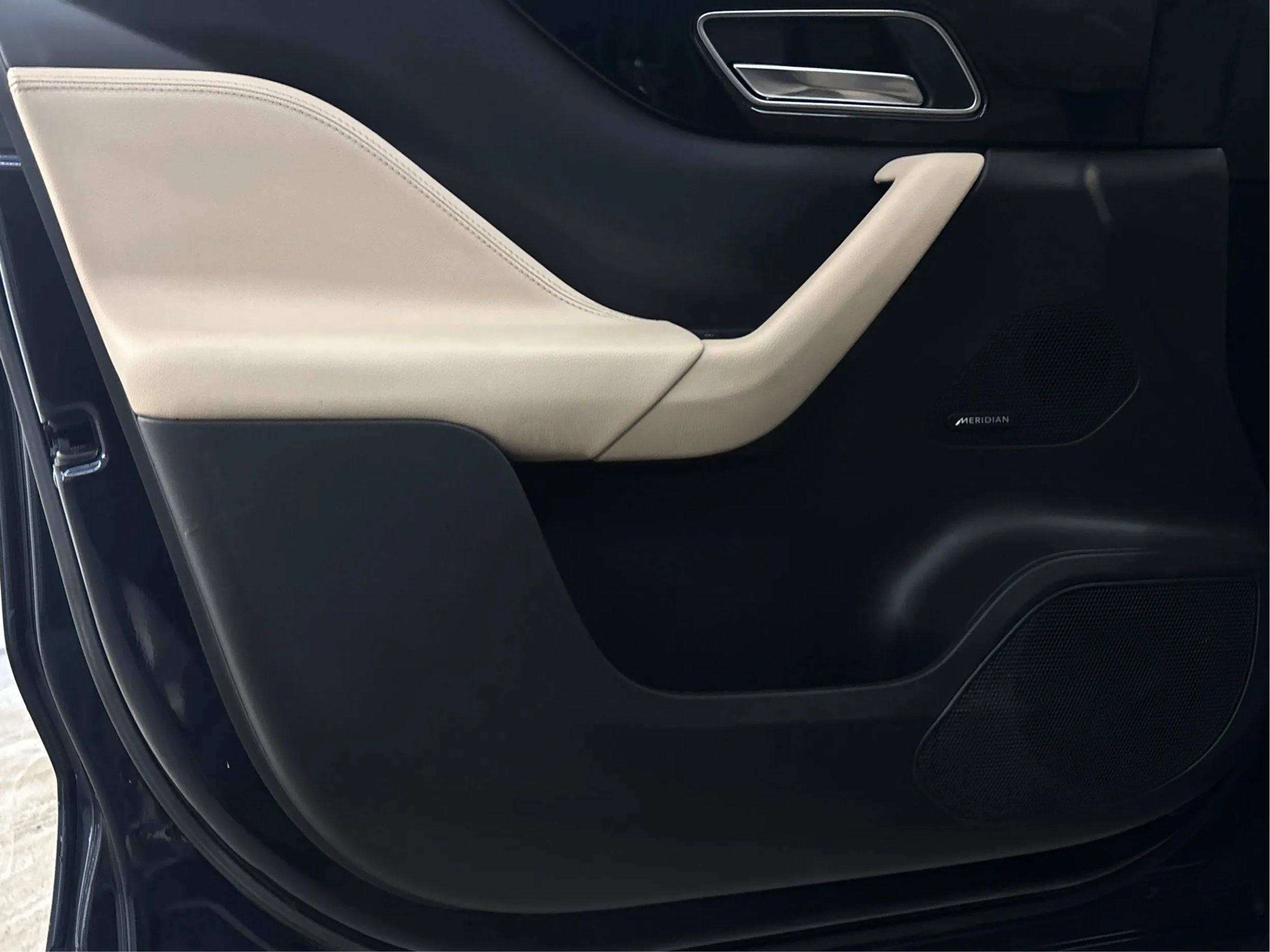 Used 2018 Jaguar F-PACE Premium image 25