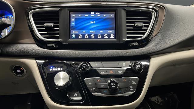 Used 2020 Chrysler Voyager L FWD image 12