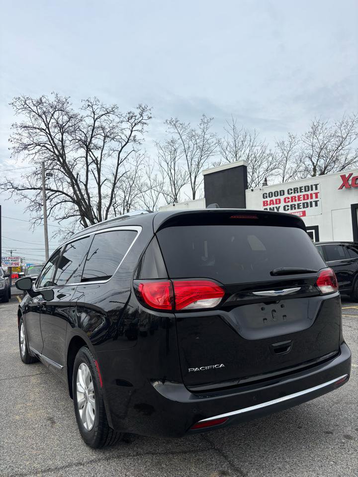 Used 2019 Chrysler Pacifica Touring-L w/ Advanced Safetytec Group image 4