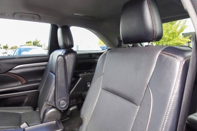 Used 2018 Toyota Highlander Limited image 11
