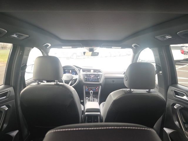 Used 2023 Volkswagen Tiguan SE R-Line image 14