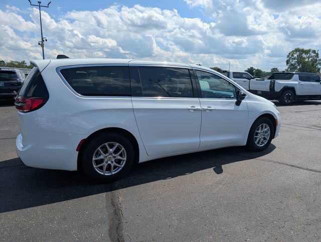 Used 2024 Chrysler Pacifica Touring-L FWD image 8