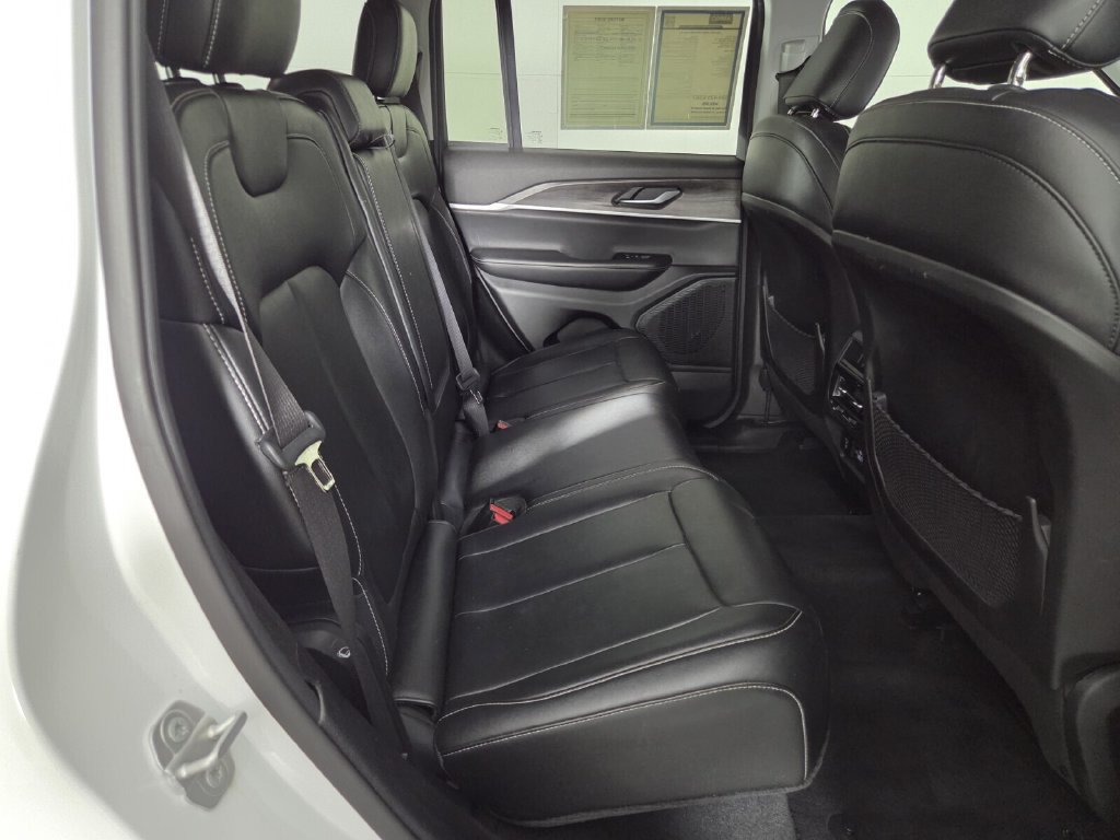 Used 2023 Jeep Grand Cherokee Limited w/ Black Appearance Package AWD/4WD image 28
