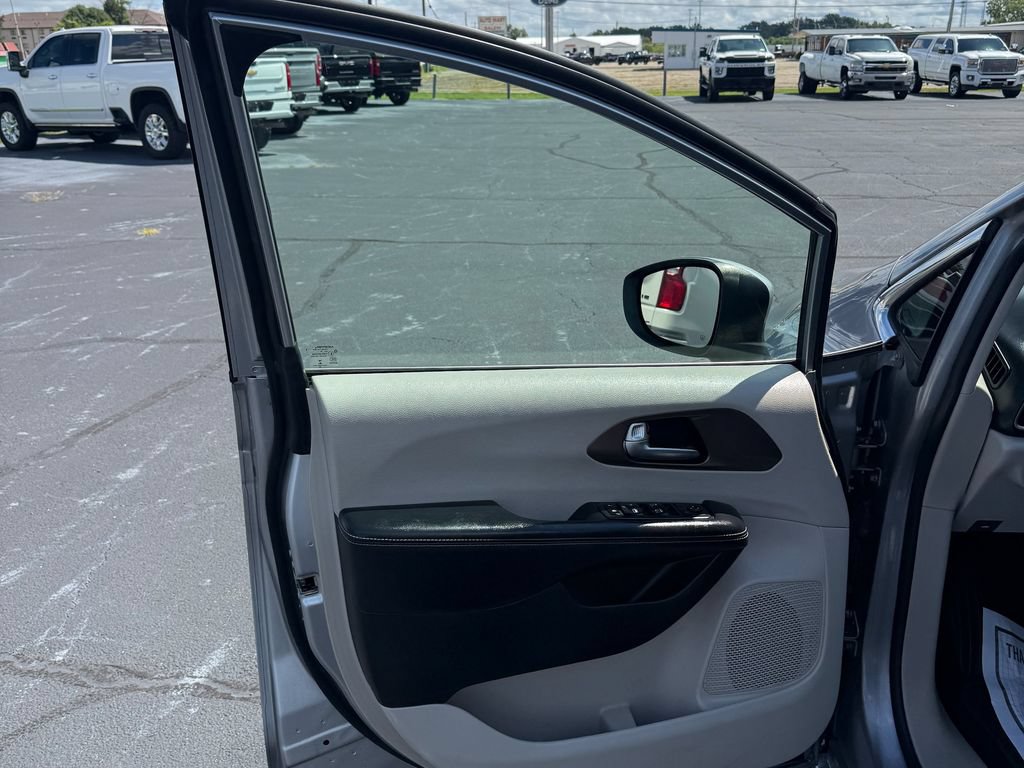 Used 2020 Chrysler Voyager Lxi FWD image 52