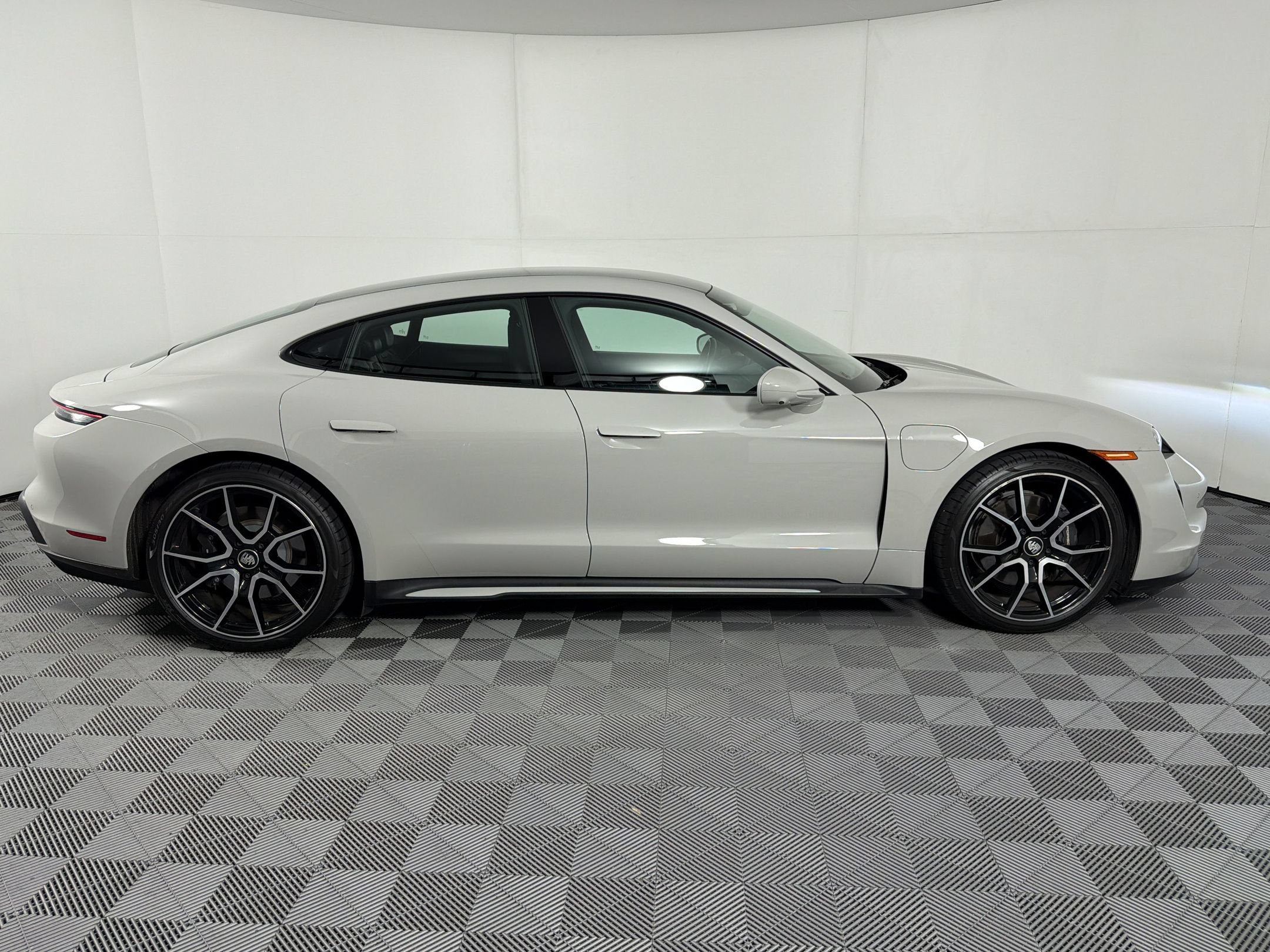 Certified 2023 Porsche Taycan w/ Premium Package RWD image 8