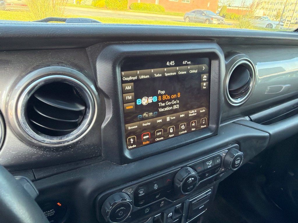 Used 2018 Jeep Wrangler Unlimited Sahara AWD/4WD image 17