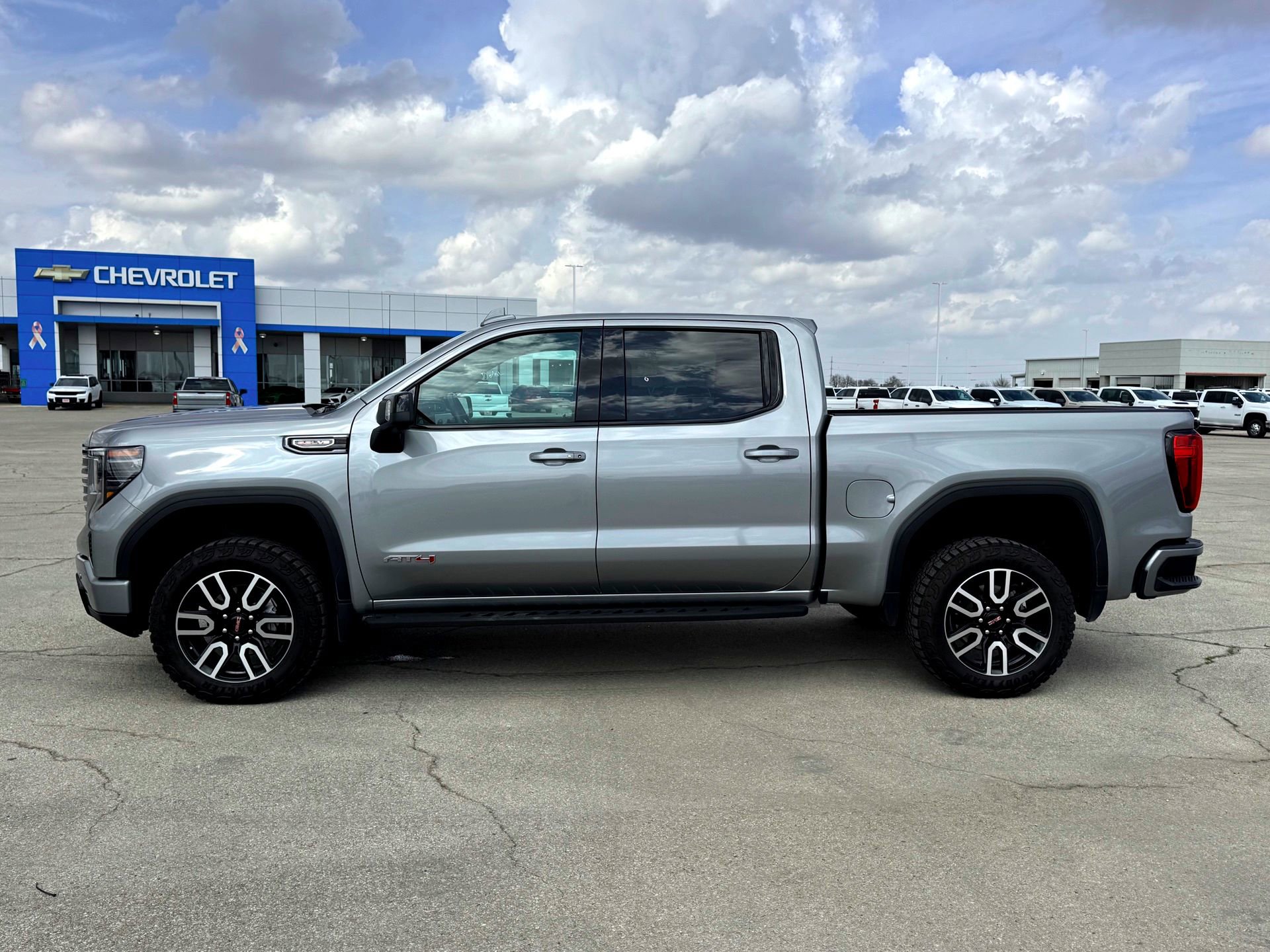 Used 2024 GMC Sierra 1500 AT4 w/ Technology Package image 10
