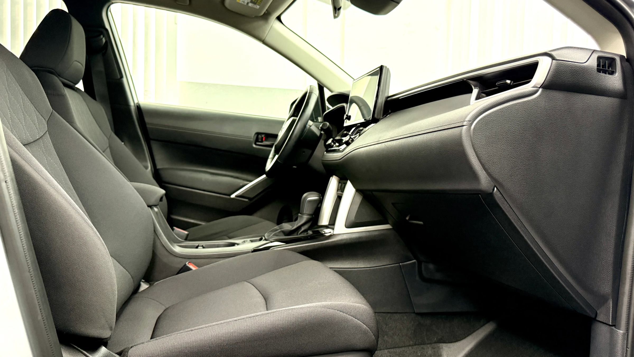 Used 2025 Toyota Corolla Cross LE image 9