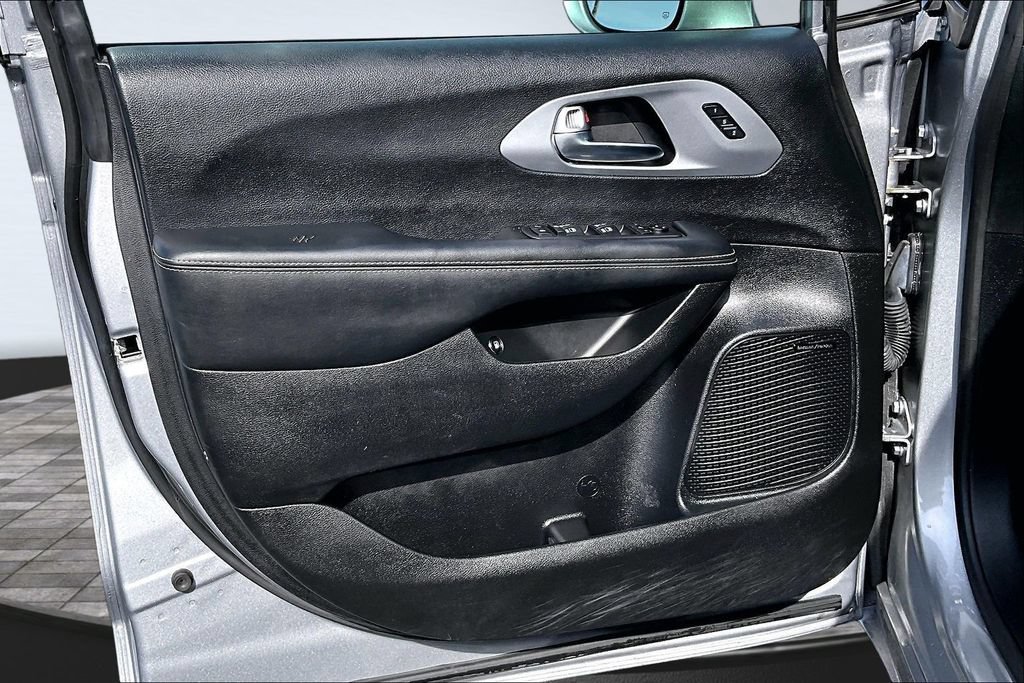 Used 2020 Chrysler Pacifica Limited w/ Advanced Safetytec Group FWD image 23
