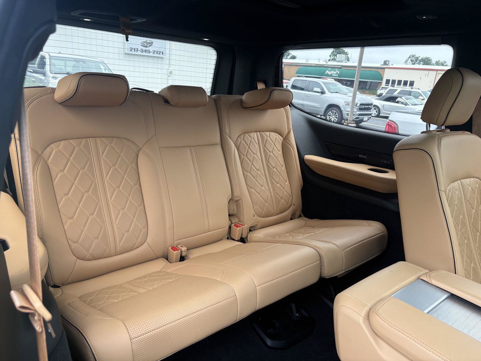 Used 2023 Jeep Grand Wagoneer Series III AWD/4WD image 19