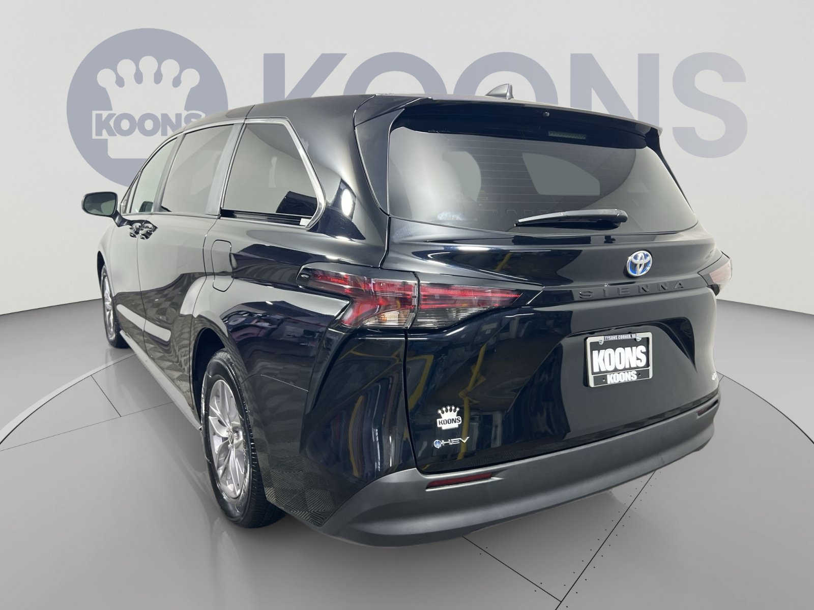Used 2025 Toyota Sienna LE FWD image 4