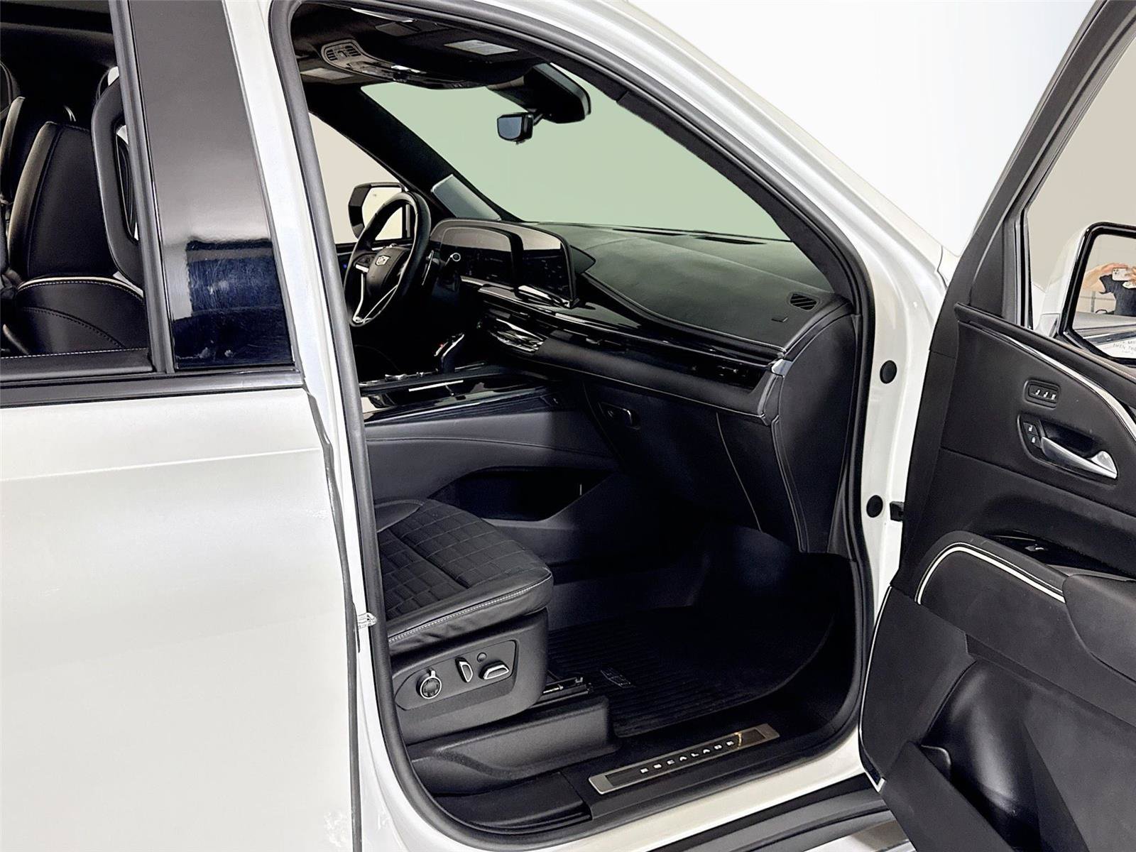 Used 2024 Cadillac Escalade V w/ LPO, ONYX Package AWD/4WD image 35