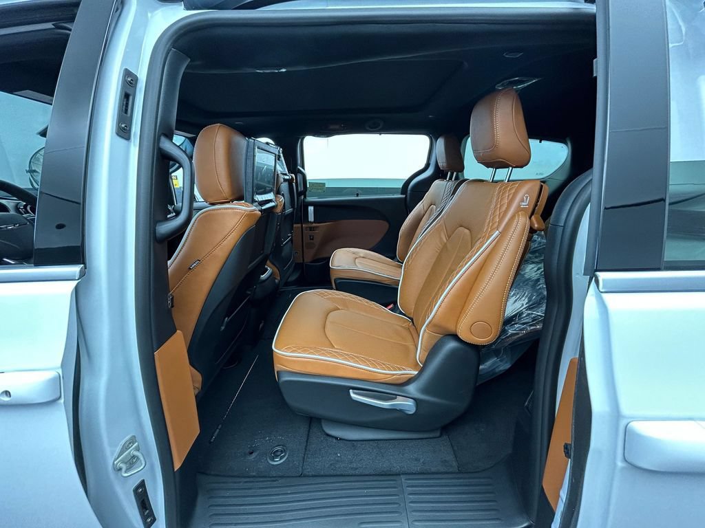 New 2026 Chrysler Pacifica Pinnacle FWD image 32