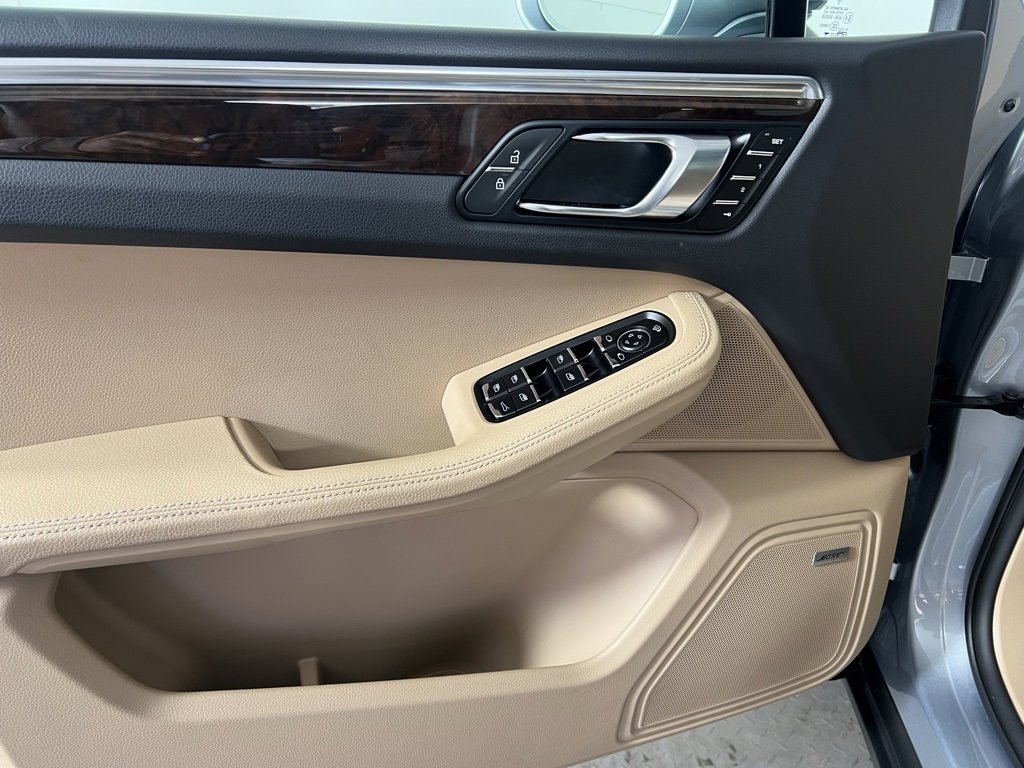 Certified 2025 Porsche Macan image 25