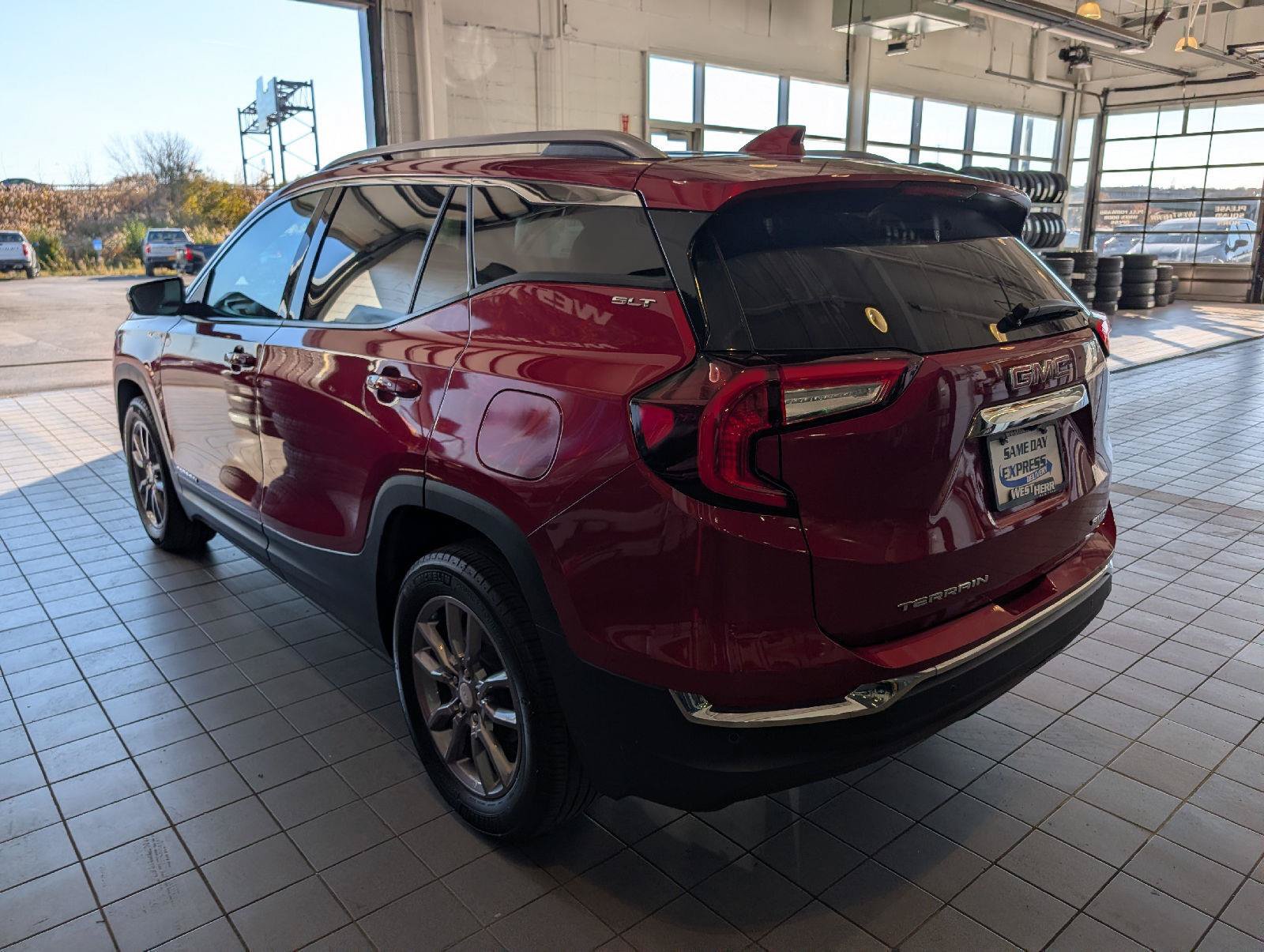 Used 2023 GMC Terrain SLT AWD/4WD image 5