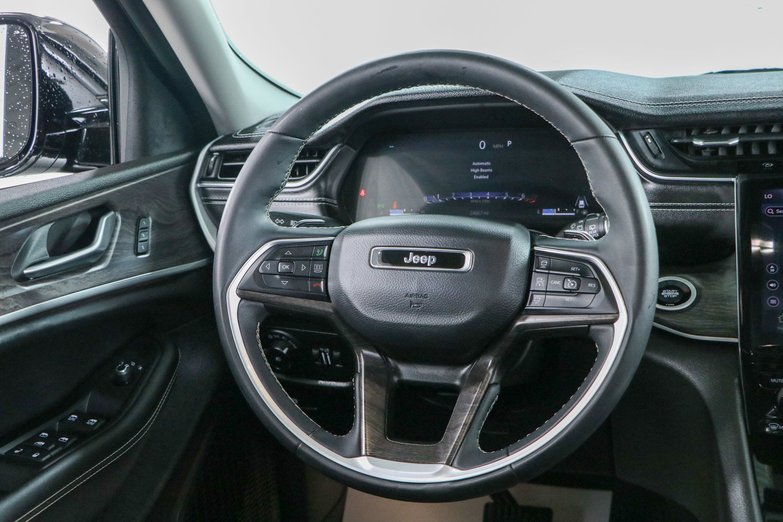 Used 2023 Jeep Grand Cherokee Limited w/ Black Appearance Package AWD/4WD image 12