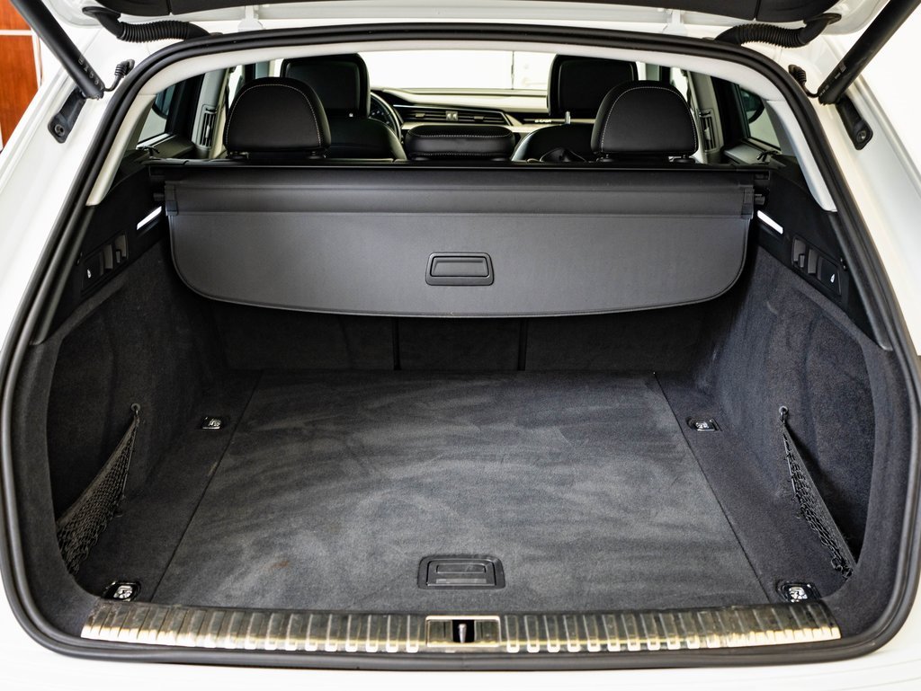 Used 2021 Audi e-tron Prestige w/ Prestige Package image 18