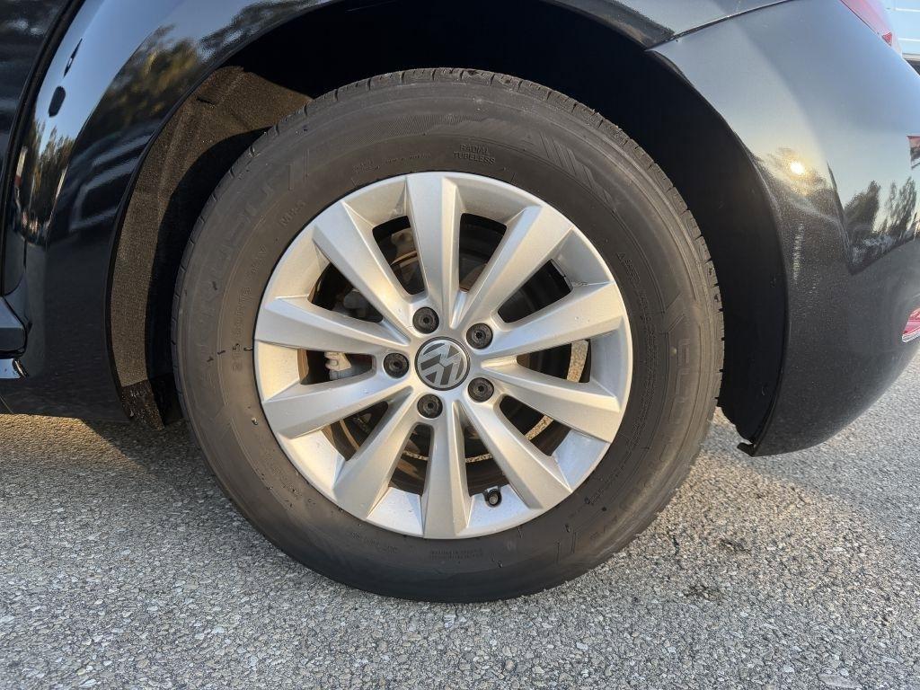 Used 2017 Volkswagen Beetle 1.8T S FWD image 18