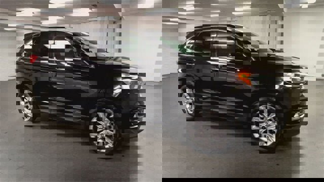 Used 2024 Ford Edge Titanium image 2