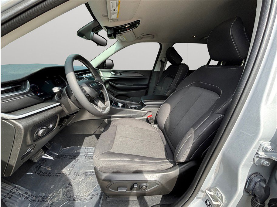 Used 2024 Jeep Grand Cherokee L Laredo image 2