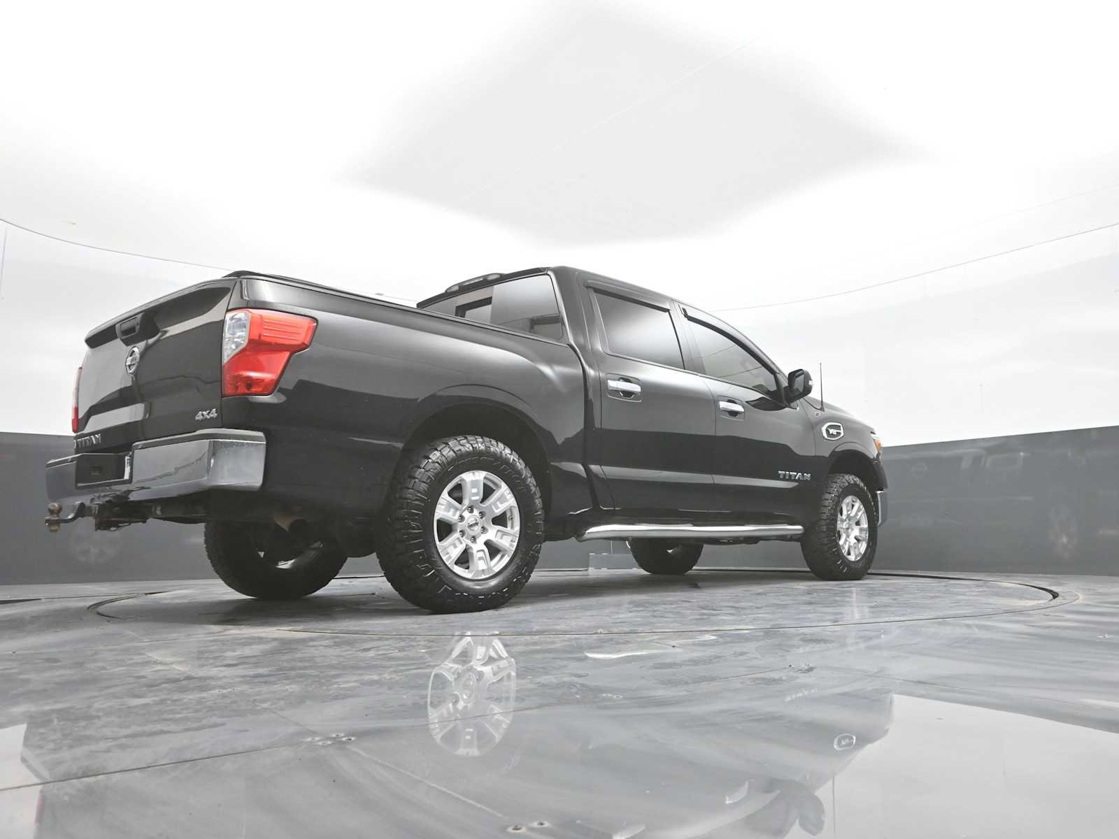 Used 2017 Nissan Titan SV AWD/4WD image 40