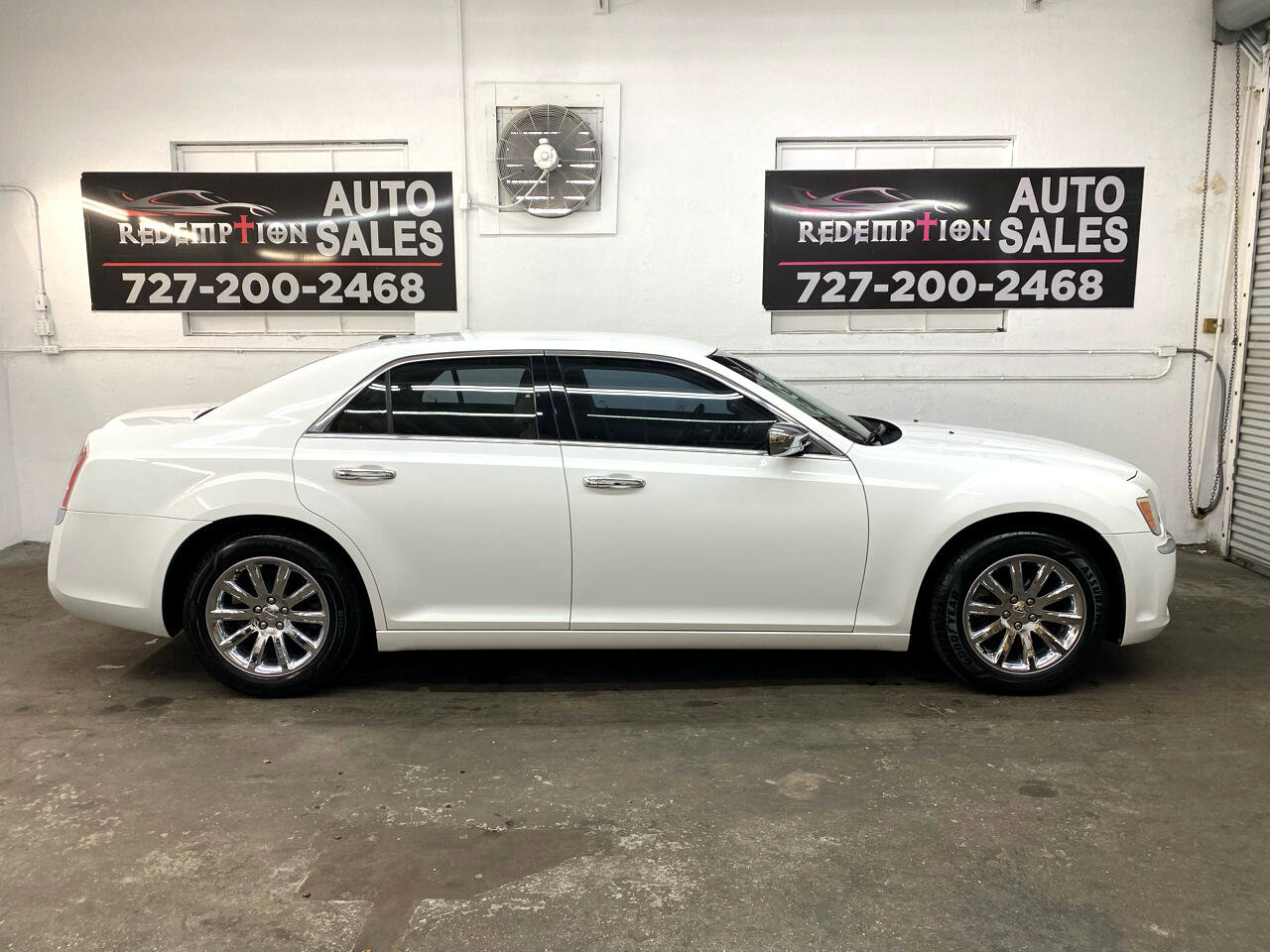 Used 2011 Chrysler 300 Limited w/ Luxury Group image 2