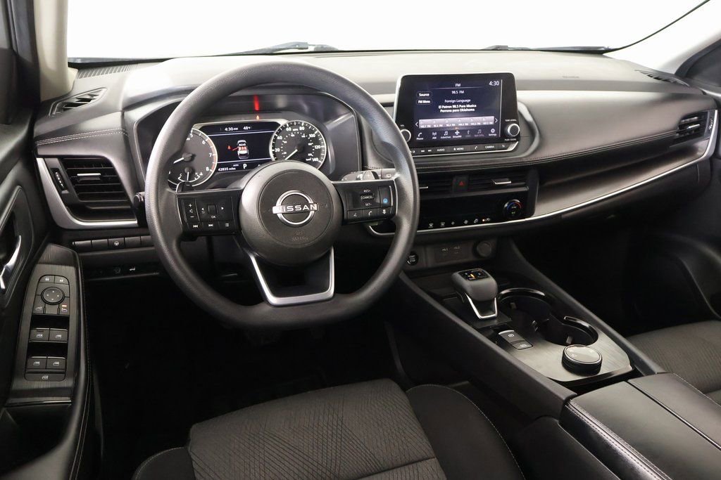 Used 2024 Nissan Rogue SV image 2