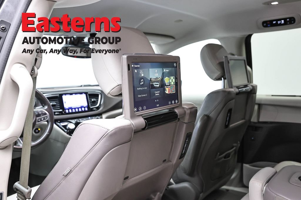 Used 2017 Chrysler Pacifica Touring-L Plus w/ Advanced Safetytec Group FWD image 23