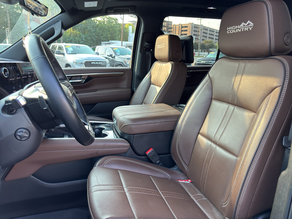 Used 2025 Chevrolet Suburban High Country AWD/4WD image 12