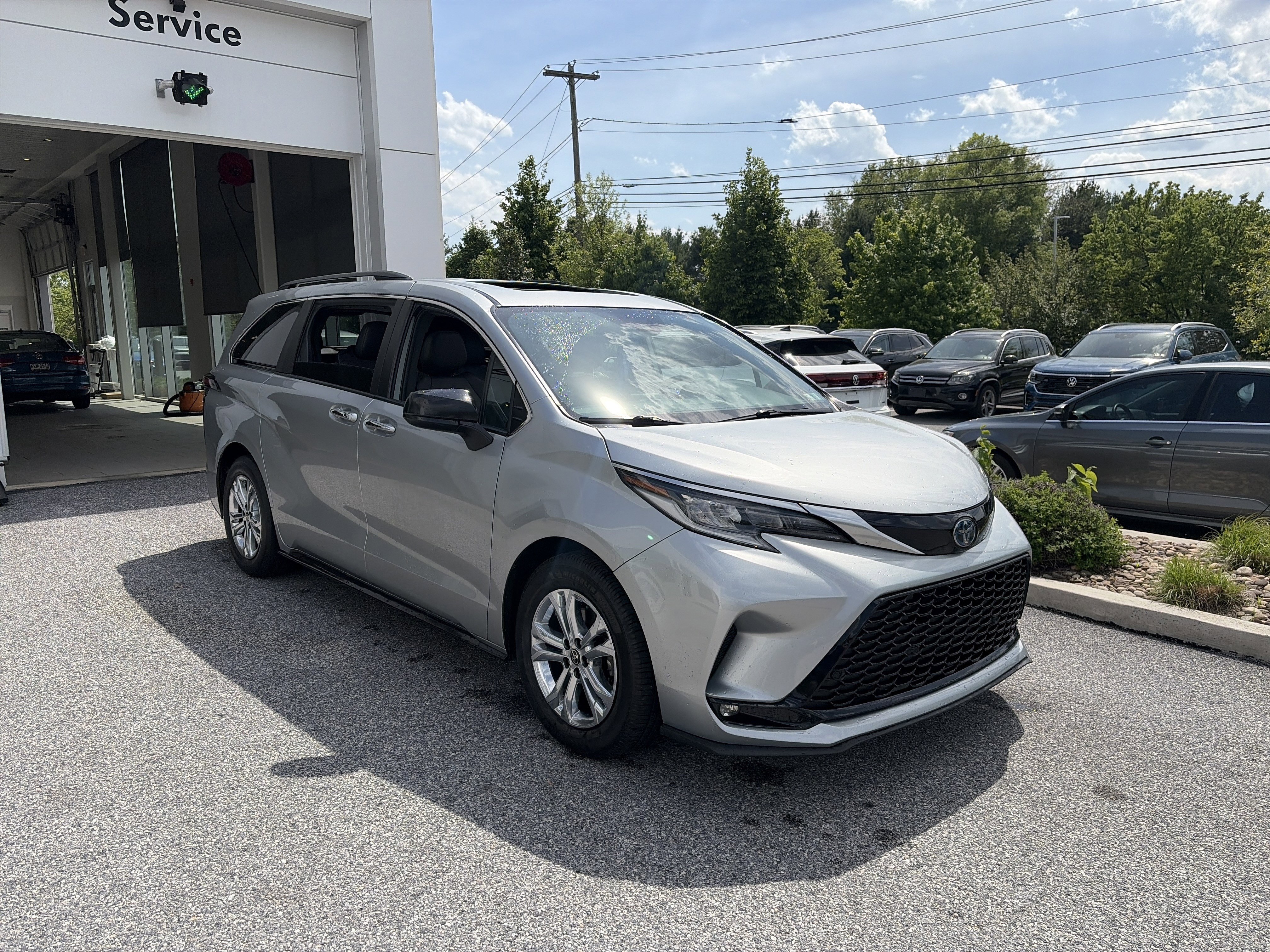 Used 2022 Toyota Sienna XSE AWD/4WD image 3