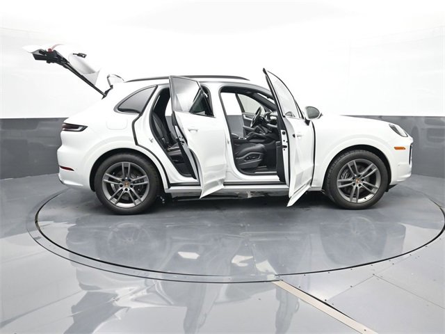 Used 2025 Porsche Cayenne image 33