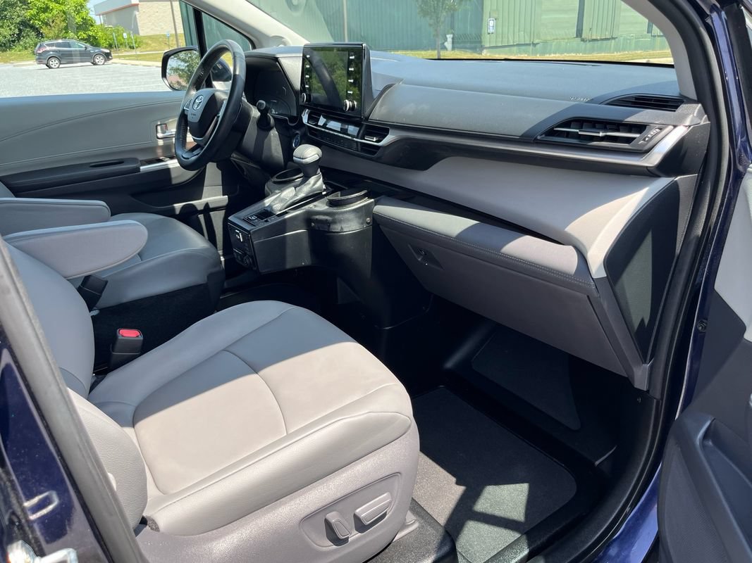 Used 2021 Toyota Sienna XLE w/ XLE Plus Package FWD image 15